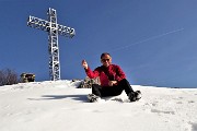 05 Rifrescatina sulla neve alla croce di vetta del Suchello (1541 m)